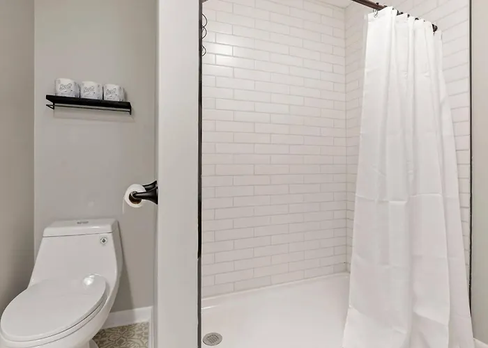 The Northern Light - 3 Bedroom 2 Full Bath *